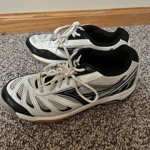 White Mizuno Volleyball Shoes Size 8